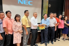 02-赠送水果礼篮给拿督陈绍厚校友